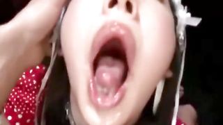 Молодые азиатские проститутки неутомимо делают мужикам глубокий минет, чтобы заработать побольше денег